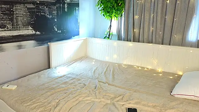 MilaYumi online show from 11/23/25, 09:20