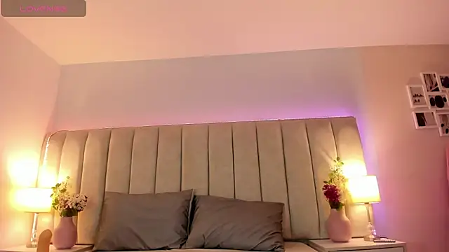 EllaaThorne online show from 10/27/25, 07:51