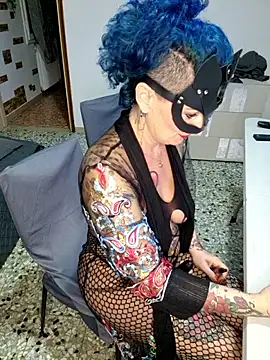 Snapshot of candymaxxx chatting on 10/18/25, 06:19 candymaxxx online show from 10/18/25, 06:19