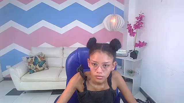 adisson petite1 online show from 10/06/25, 12:24