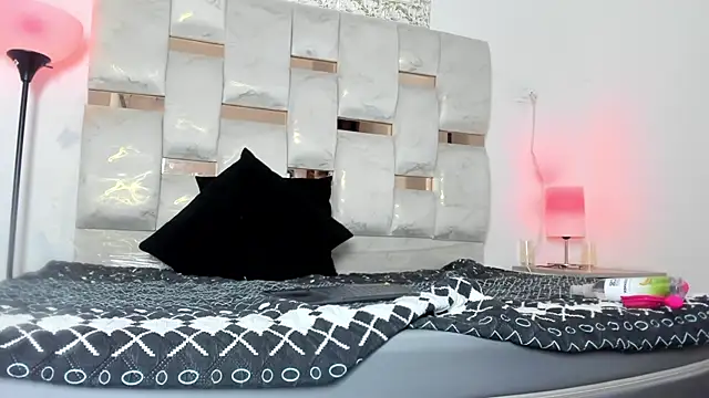 Nyra 18 online show from 11/14/25, 08:13