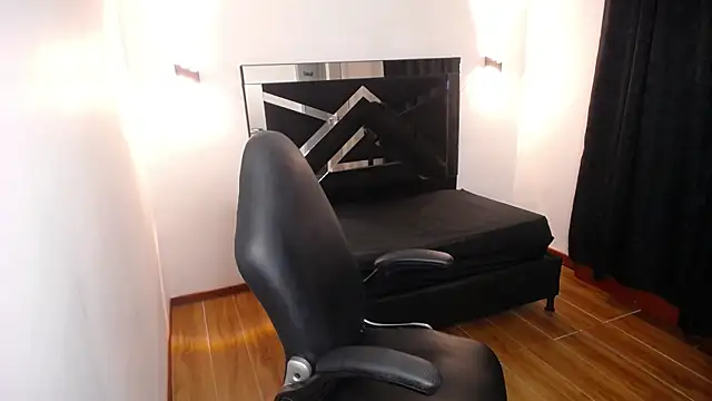 MarianaRojas  online show from 12/23/25, 06:44