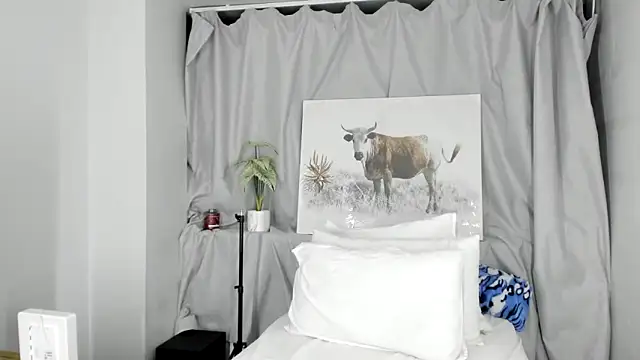 Snapshot of ConnieSmall24 chatting on 10/21/25, 12:33 ConnieSmall24 online show from 10/21/25, 12:33