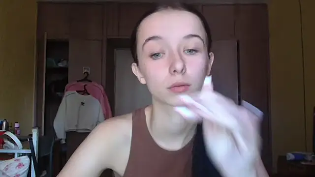 Snapshot of Emilia_Light chatting on 10/05/25, 07:28 Emilia Light online show from 10/05/25, 07:28