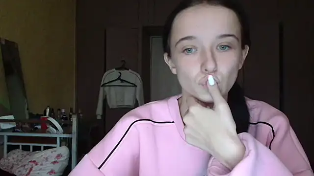 Snapshot of Emilia_Light chatting on 10/07/25, 06:21 Emilia Light online show from 10/07/25, 06:21