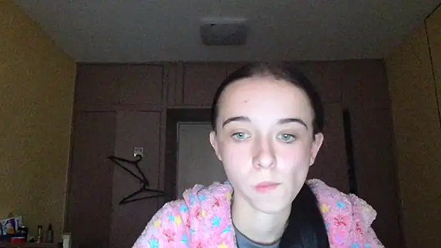 Snapshot of Emilia_Light chatting on 10/13/25, 06:24 Emilia Light online show from 10/13/25, 06:24