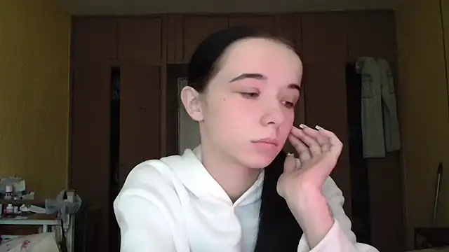 Snapshot of Emilia_Light chatting on 10/20/25, 09:43 Emilia Light online show from 10/20/25, 09:43