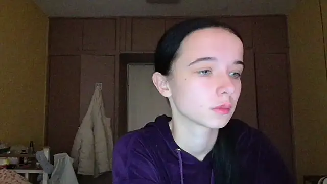 Snapshot of Emilia_Light chatting on 11/13/25, 07:40 Emilia Light online show from 11/13/25, 07:40