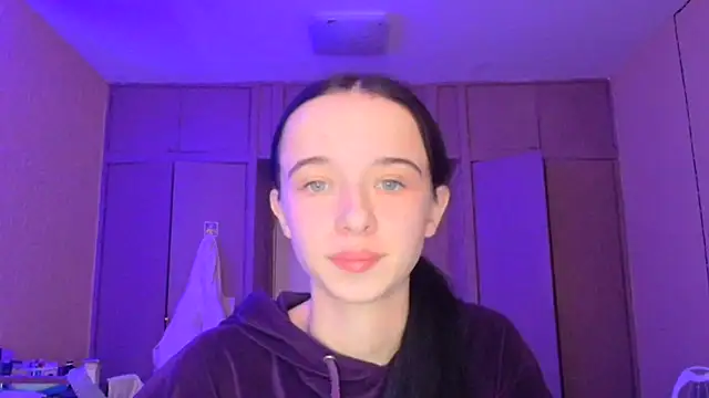 Snapshot of Emilia_Light chatting on 11/14/25, 06:45 Emilia Light online show from 11/14/25, 06:45