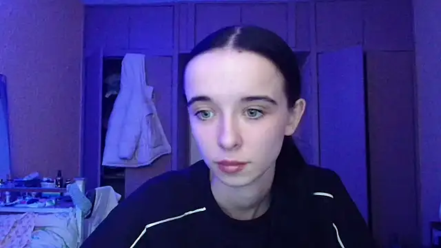 Snapshot of Emilia_Light chatting on 11/15/25, 12:34 Emilia Light online show from 11/15/25, 12:34