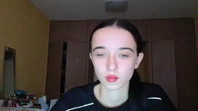 Snapshot of Emilia_Light chatting on 11/18/25, 07:35 Emilia Light online show from 11/18/25, 07:35