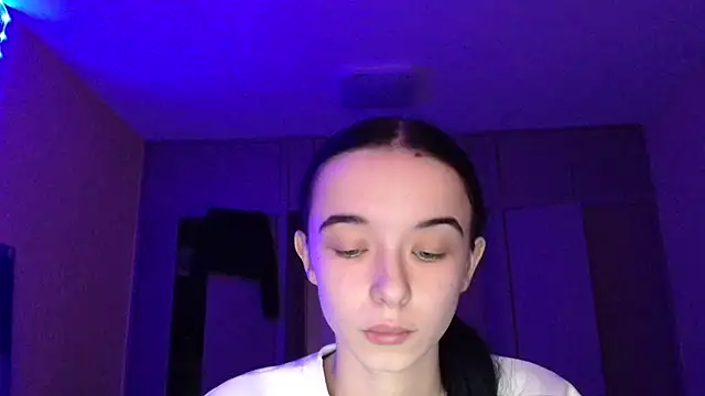 Snapshot of Emilia_Light chatting on 11/21/25, 06:23 Emilia Light online show from 11/21/25, 06:23