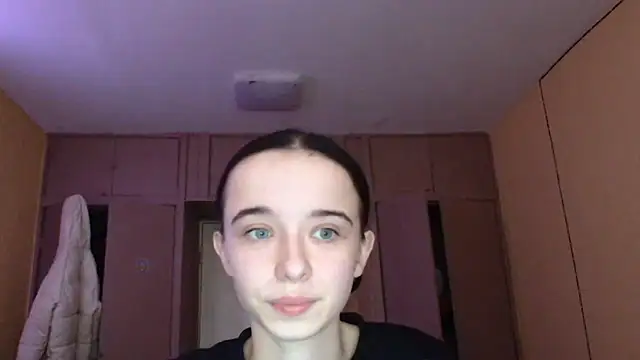 Snapshot of Emilia_Light chatting on 11/22/25, 08:13 Emilia Light online show from 11/22/25, 08:13