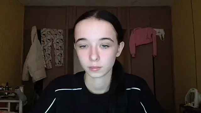 Snapshot of Emilia_Light chatting on 11/23/25, 09:09 Emilia Light online show from 11/23/25, 09:09