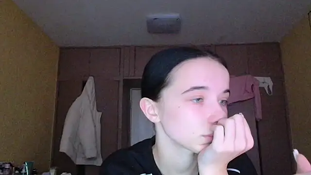 Snapshot of Emilia_Light chatting on 11/25/25, 07:08 Emilia Light online show from 11/25/25, 07:08