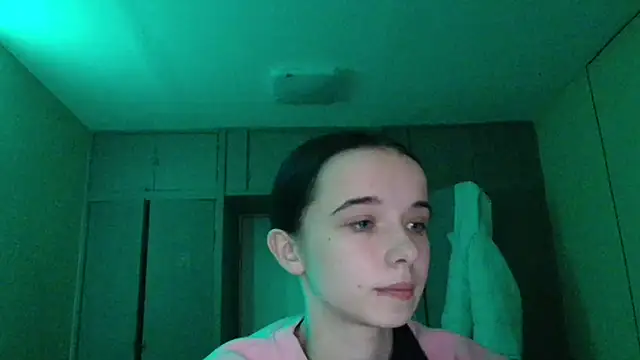 Snapshot of Emilia_Light chatting on 12/04/25, 07:50 Emilia Light online show from 12/04/25, 07:50