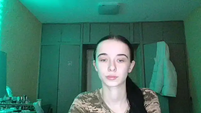 Snapshot of Emilia_Light chatting on 12/14/25, 08:20 Emilia Light online show from 12/14/25, 08:20