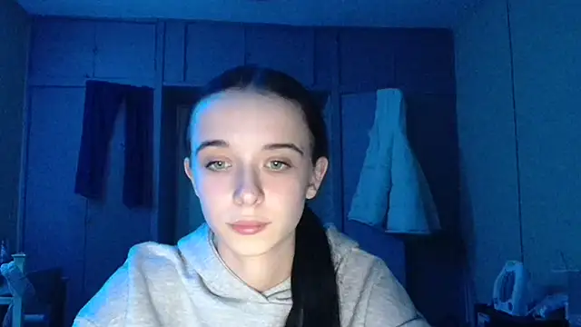 Snapshot of Emilia_Light chatting on 12/20/25, 10:06 Emilia Light online show from 12/20/25, 10:06