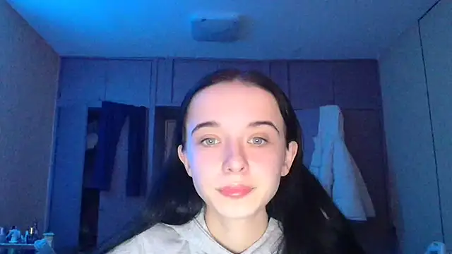 Snapshot of Emilia_Light chatting on 12/21/25, 10:11 Emilia Light online show from 12/21/25, 10:11