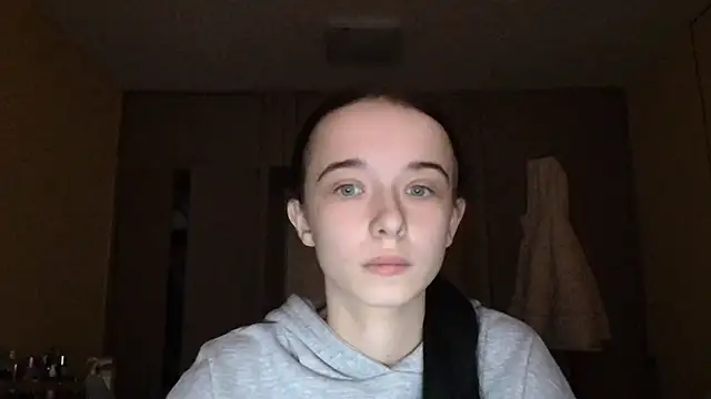 Snapshot of Emilia_Light chatting on 12/23/25, 09:18 Emilia Light online show from 12/23/25, 09:18