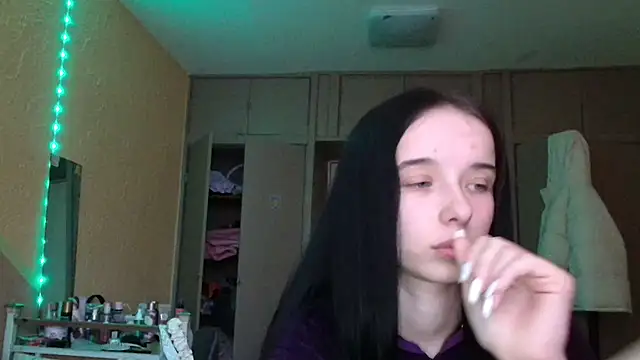 Snapshot of Emilia_Light chatting on 01/17/26, 01:05 Emilia Light online show from 01/17/26, 01:05