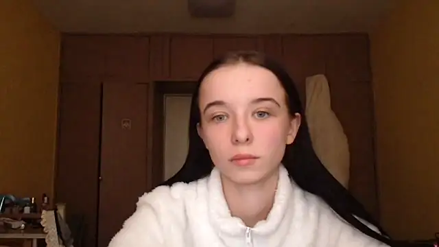 Snapshot of Emilia_Light chatting on 02/05/26, 11:37 Emilia Light online show from 02/05/26, 11:37