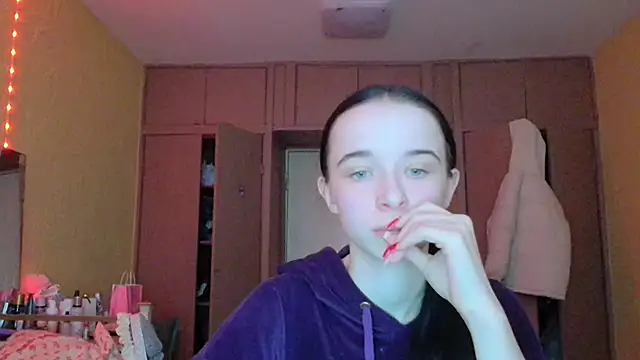 Snapshot of Emilia_Light chatting on 03/02/26, 06:36 Emilia Light online show from 03/02/26, 06:36