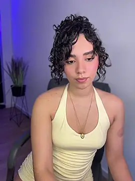 Snapshot of Capricho_01 chatting on 04/30/26, 08:15 Capricho 01 online show from 04/30/26, 08:15