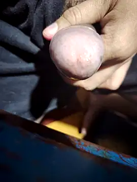 Snapshot of Sir_clouden chatting on 10/25/25, 04:09 Sir clouden online show from 10/25/25, 04:09