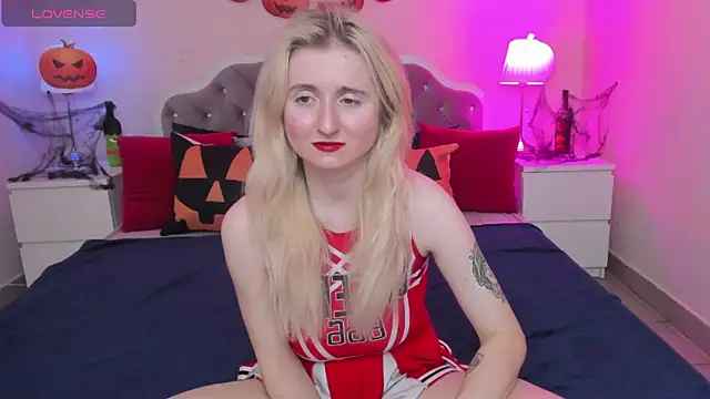 Snapshot of CamillaDreamer chatting on 10/19/25, 03:34 CamillaDreamer online show from 10/19/25, 03:34