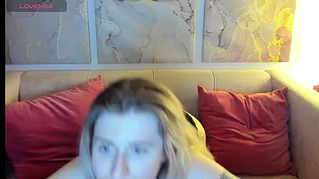 Snapshot of CamillaDreamer chatting on 04/19/26, 04:28 CamillaDreamer online show from 04/19/26, 04:28