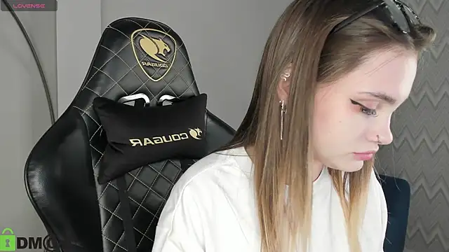 KarinaBroks online show from 11/21/25, 11:31