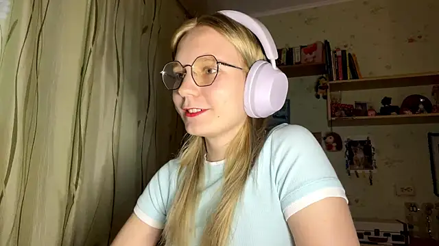 Snapshot of xX_Looola_Xx chatting on 09/27/25, 02:33 xX Looola Xx online show from 09/27/25, 02:33