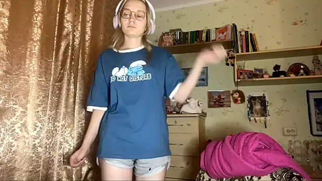 Snapshot of xX_Looola_Xx chatting on 10/04/25, 05:44 xX Looola Xx online show from 10/04/25, 05:44