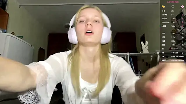 Snapshot of xX_Looola_Xx chatting on 10/27/25, 03:05 xX Looola Xx online show from 10/27/25, 03:05