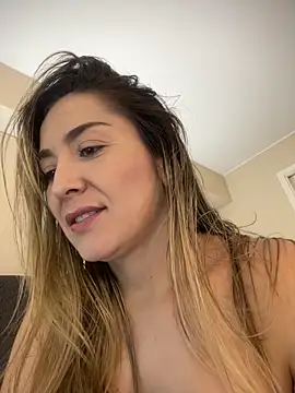 Snapshot of Mariana_gom chatting on 05/12/26, 12:13 Mariana gom online show from 05/12/26, 12:13