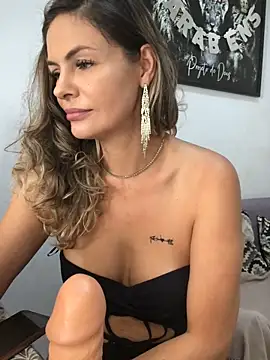 Snapshot of AlinemariaX chatting on 10/02/25, 04:47 AlinemariaX online show from 10/02/25, 04:47