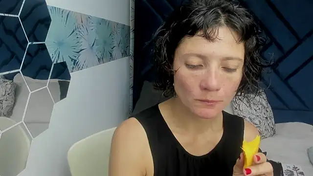 Snapshot of Valery_More__ chatting on 10/04/25, 12:03 Valery More online show from 10/04/25, 12:03