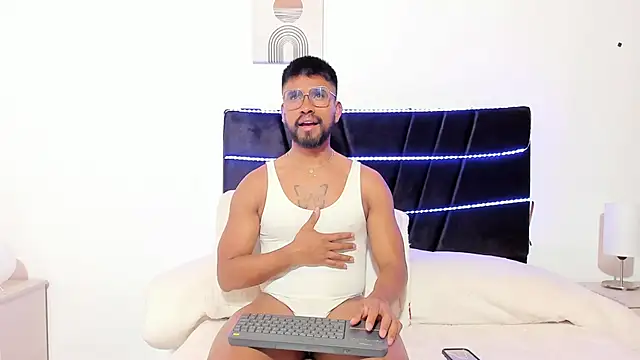 Taylormaccurdy  online show from 11/18/25, 04:00