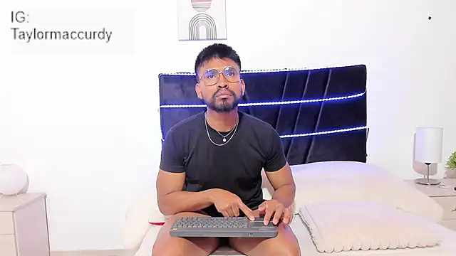 Taylormaccurdy  online show from 11/26/25, 02:07