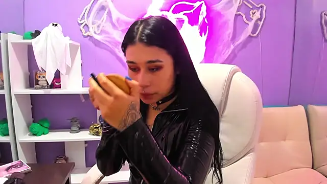 SusanVilla online show from 10/25/25, 02:56