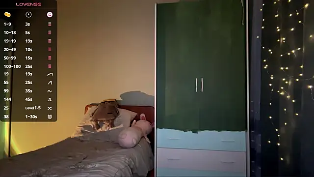 EmiIyKitty online show from 12/19/25, 06:48