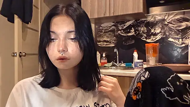 Snapshot of Beeping_Creature chatting on 02/15/26, 04:03 Beeping Creature online show from 02/15/26, 04:03