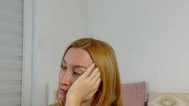 Snapshot of MysticRoxanne chatting on 10/06/25, 04:59 MysticRoxanne online show from 10/06/25, 04:59