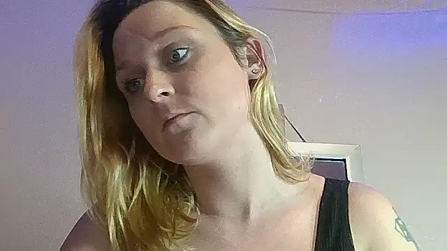 Queen2454 online show from 10/16/25, 08:54