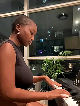 tia   fox online show from 10/31/25, 07:09