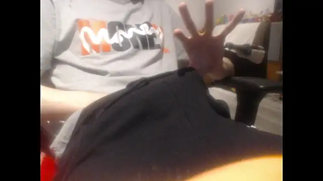 Snapshot of LoyalDoggie chatting on 12/18/25, 10:16 LoyalDoggie online show from 12/18/25, 10:16
