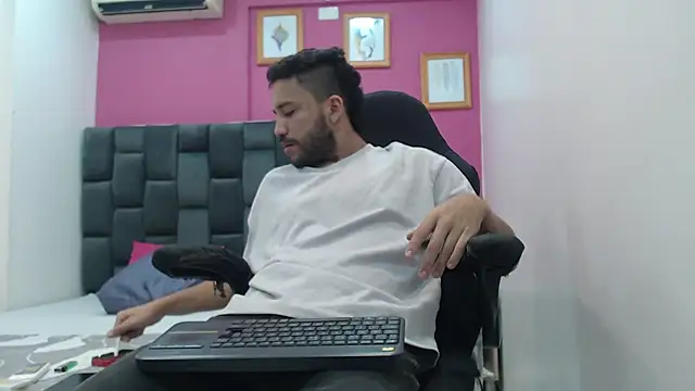 Juan FelipeX01 online show from 10/20/25, 04:51