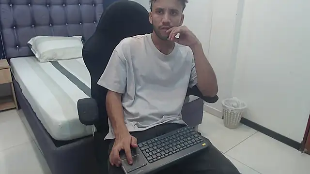 Juan FelipeX01 online show from 11/18/25, 04:00