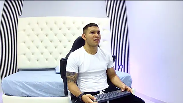 venedic bull online show from 10/28/25, 08:22